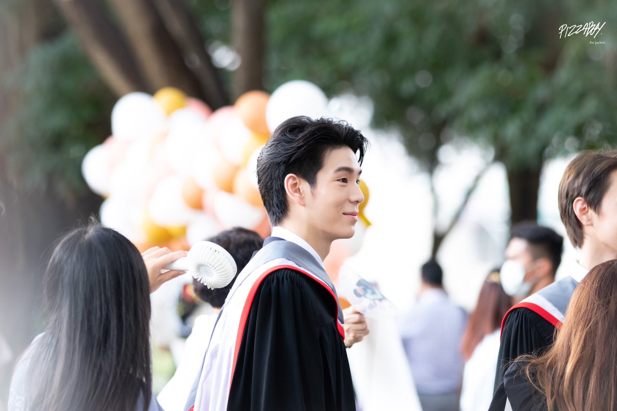 PIZZABOY_JJ's tweet photo. - 201123 - ยินดีกับอีกหนึ่งความสำเร็จนะครับ☺️💙
#JAYLERR
#JAYLERRsGraduation https://t.co/ZHsLjndCnK