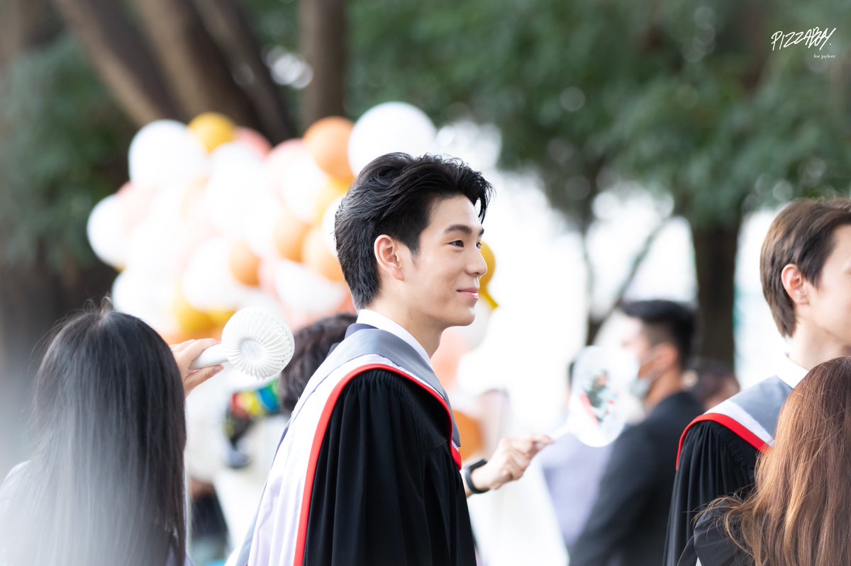 PIZZABOY_JJ's tweet photo. - 201123 - ยินดีกับอีกหนึ่งความสำเร็จนะครับ☺️💙
#JAYLERR
#JAYLERRsGraduation https://t.co/ZHsLjndCnK