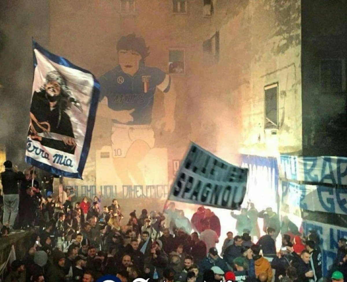 Genio e sregolatezza. Nonostante tutto ha regalato tante emozioni, in  particolare ad un popolo che non era abituato a vincere, non solo nel campo di #calcio. Ciao #Maradona.