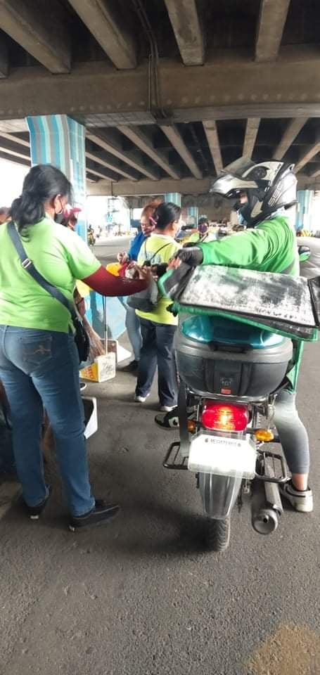 GrabFood rider Mark Berdan was shocked when he received a message from a customer, who requested that he distribute the food items that she ordered thru the app. WATCH THE STORY HERE:  https://bit.ly/39brttU 