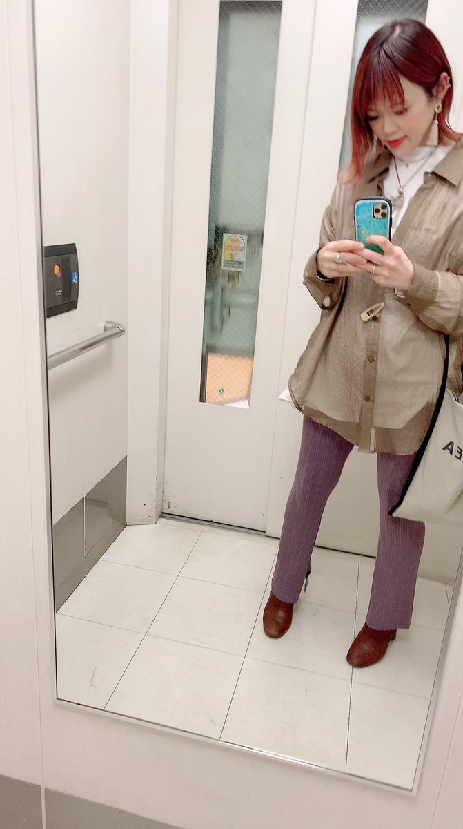 eri_happylife7's tweet photo. #今日のコーデ

#T-shirt
#beautyandyouth

#shirt
#knitpant
#archives

#cardigan 
#bulledesavon

#パンツのインナースリットを見せたいのに写し方が難しい
笑
#なかなか私らしくないスタイル
#今日はメンズライクなコーデ https://t.co/VVot7xsp1e