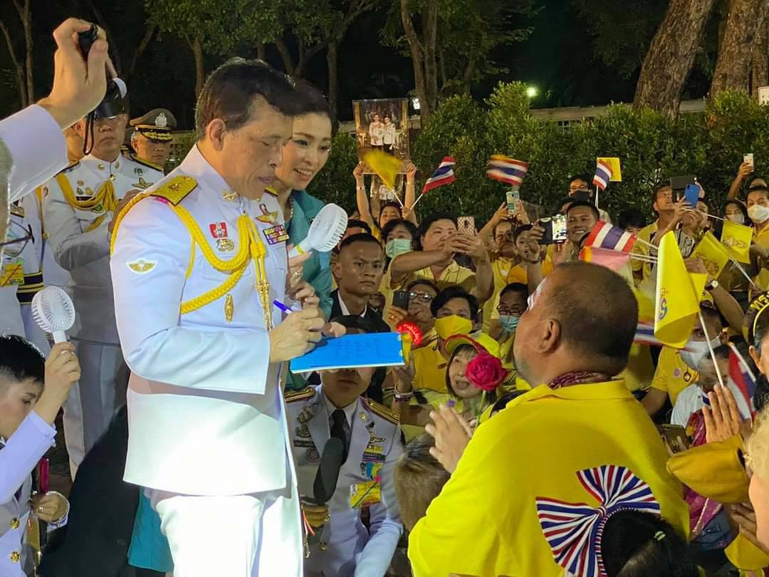TeerapongM79's tweet photo. ในหลวง-พระราชินี ทรงมีพระราชปฏิสันถารใกล้ชิดกับพสกนิกร ที่เฝ้า ฯ รับเสด็จ 
#ภูมิใจที่ได้รับเสด็จ
#เรารักสถาบันพระมหากษัตริย์ https://t.co/rCUXYZevpz