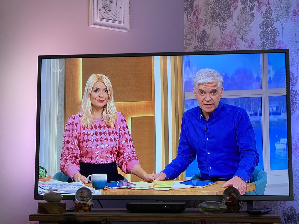 loopz88's tweet photo. @thismorning i didn’t know we could all hold hands now!! What a way to start the show haha!! https://t.co/9jtprnKFiU