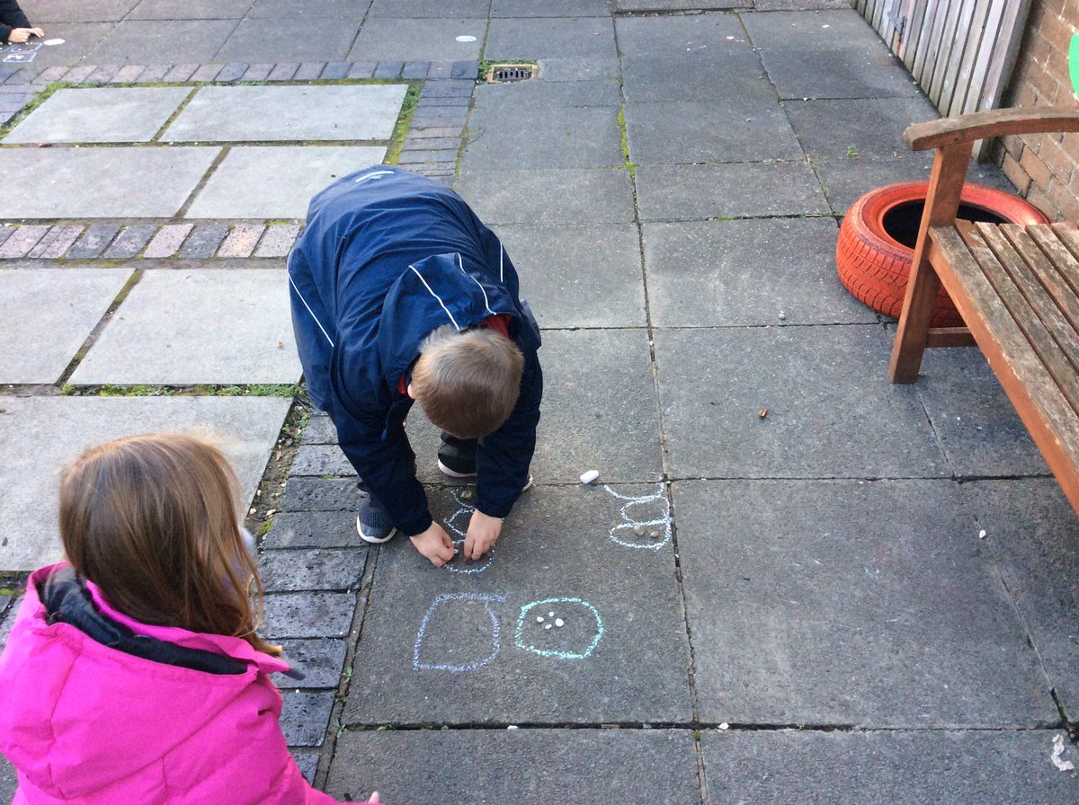 Springwood_Prm's tweet photo. We are making arrays using pebbles #springmonmouth #springnum https://t.co/1VnOmeTDfm