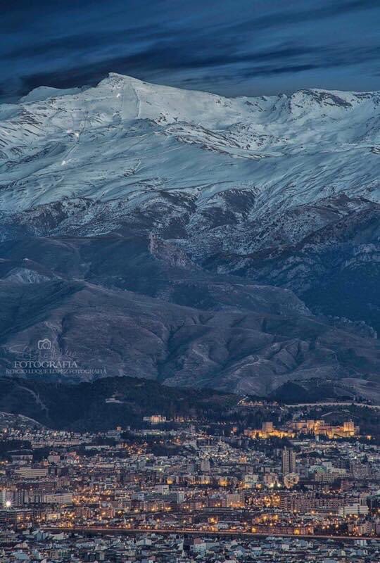 No, no es un sueño ni un fotomontaje. Es real ... Es Granada con Sierra Nevada al fondo.