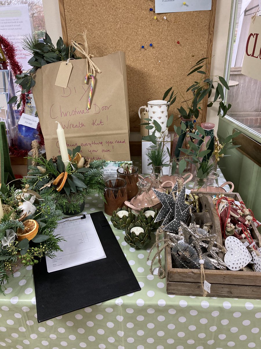 ChiddinglyShop's tweet photo. Another week, another lovely stall holder. Beautiful gifts from @anasflowersblackbarn as well as wreaths and table displays available to order.
.
#christmaswreaths #tabledisplays #christmasgifts #chiddingly #chiddinglyshop https://t.co/WqlJ2LHVjL