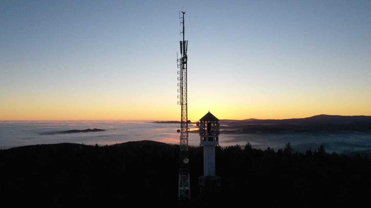 rkropy's tweet photo. DAB + at sunrise over Javorník.
Photo: Miroslav Blahout https://t.co/D9zN9gA624
