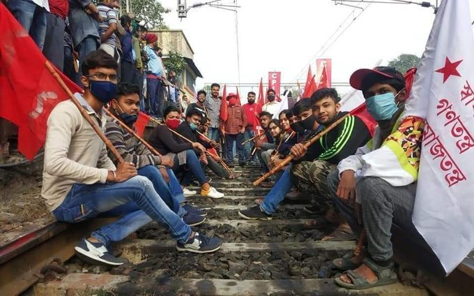 suchetanroy1's tweet photo. Our Future generation has started raising their voice. Red salute to all of them

❤️✊🏼❤️✊🏼

#MazdoorKisanStrike #StrikeHard  #Strike #StrikeHardSaveBengal #26thNovGeneralStrike #Kolkata #WestBengal https://t.co/gqi2Bq1rvB