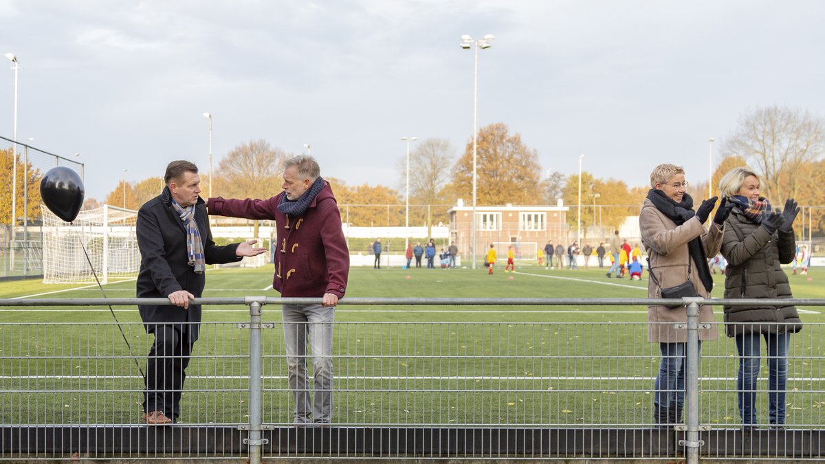ggdijsselland's tweet photo. In samenwerking met @113preventie  hebben we een documentaire gemaakt over suicide. Bekijk hier 👉 https://t.co/GRoFP2j0vH de trailer. De film helemaal zien of vertonen? Mail  zelfmoordpreventie@ggdijsselland.nl #zelfmoord #zelfdoding #suicide  #taboe #praaterover https://t.co/Mz3fyMJPRR