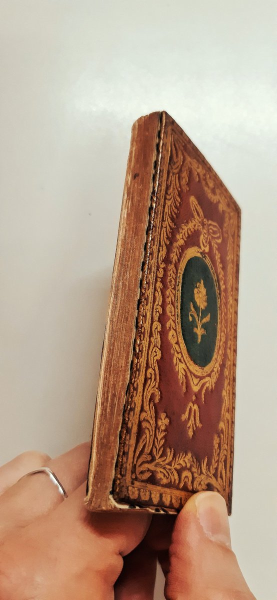 LibrairieHuret's tweet photo. Joli petit almanach de 1776, avec un papier dominoté en gardes de toute beauté.🔷️💫👑
.
Calendrier de la Cour, tiré des éphémérides pour l'année bissextile 1776.
In-32. https://t.co/B3qqNaULlP