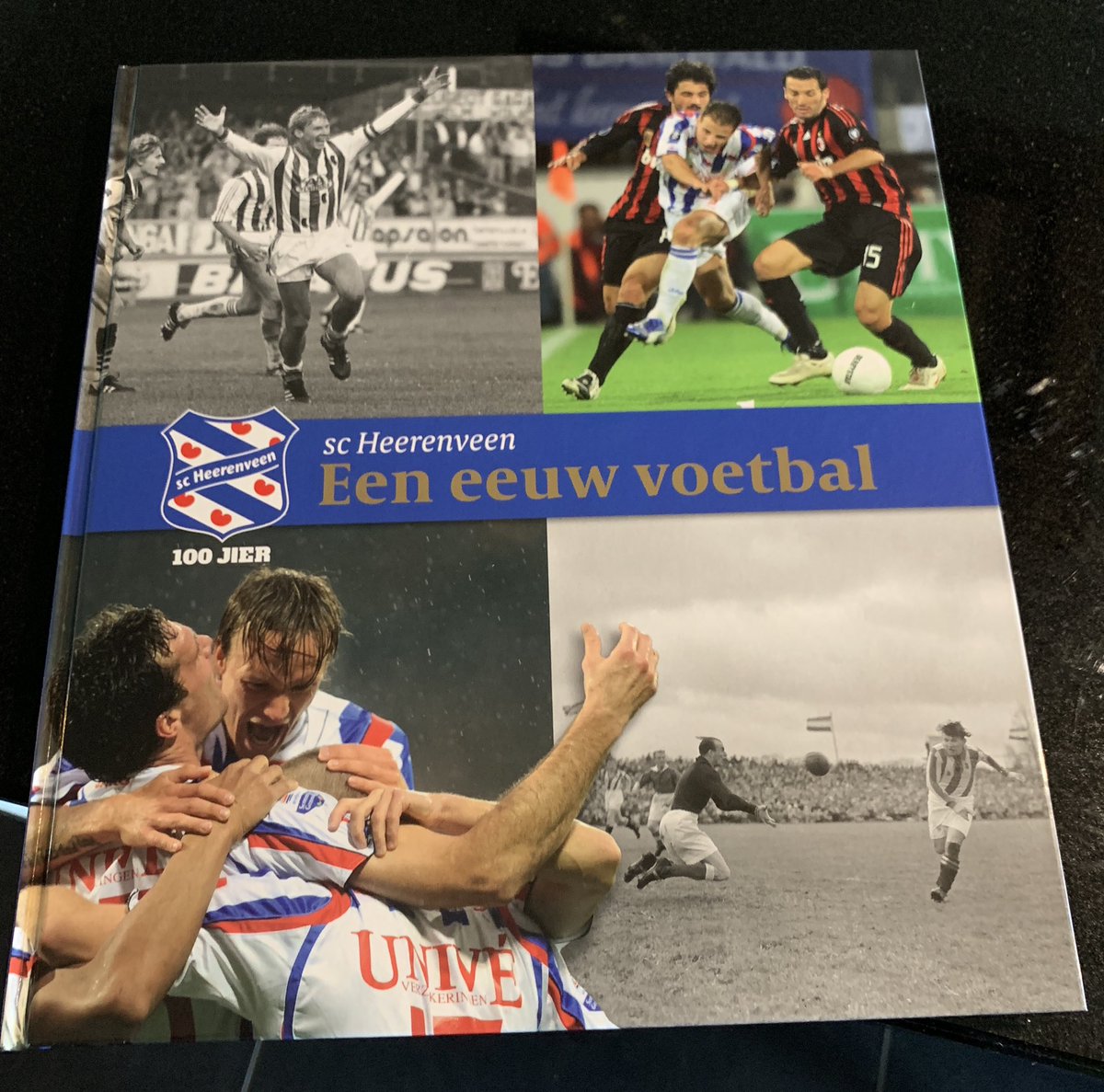 Vanmorgen verrast door Angelique Moes, namens ‘mijn/ons aller’ ⚽️ Sc Heerenveen, voor inmiddels 33 jaar vrijwilliger/speaker van de club. Dank jullie wel voor het mooie boek!!