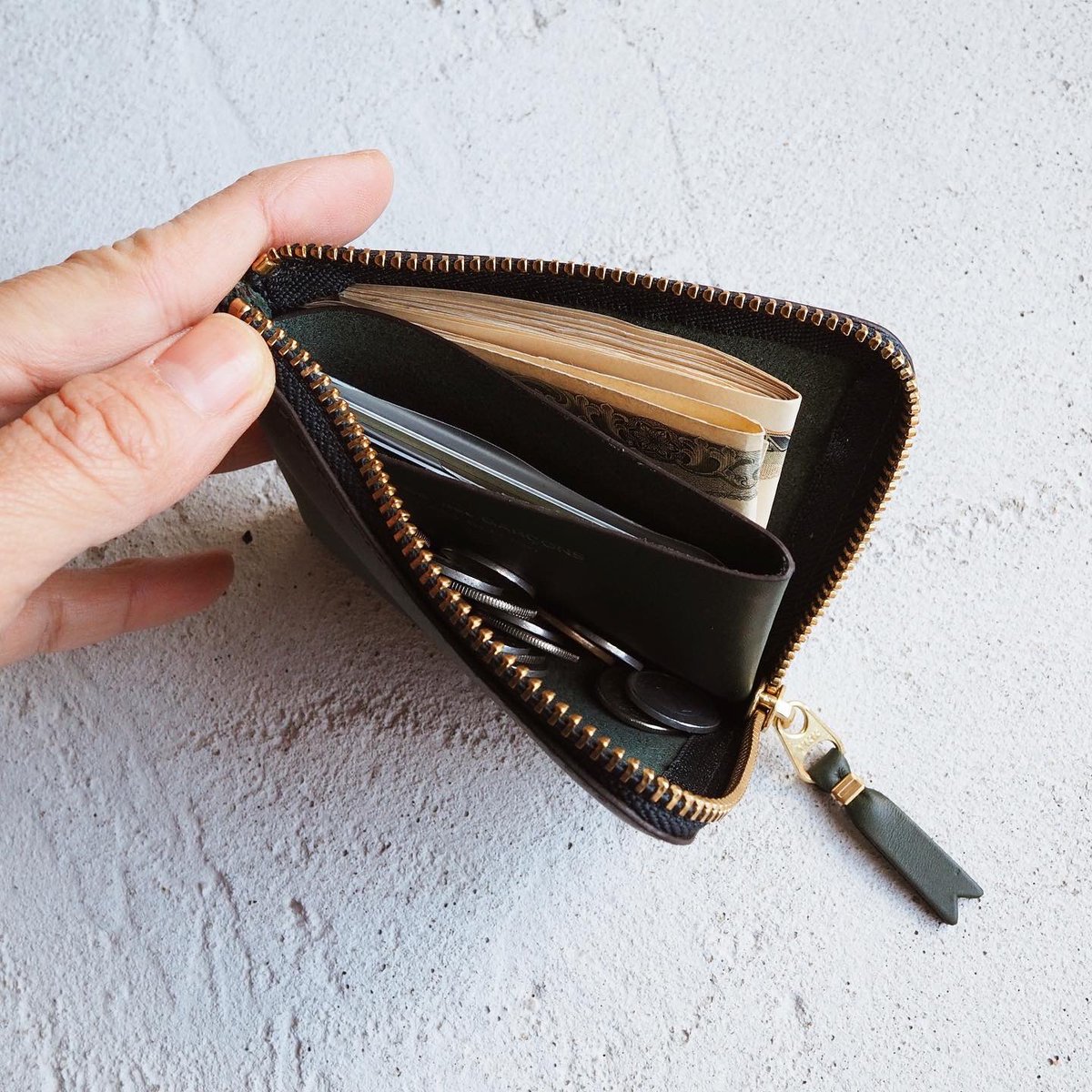 小さい財布をお探しの方はこちらをどうぞ!コムデギャルソンの財布が小さい軽い薄い! | 話題の画像プラス