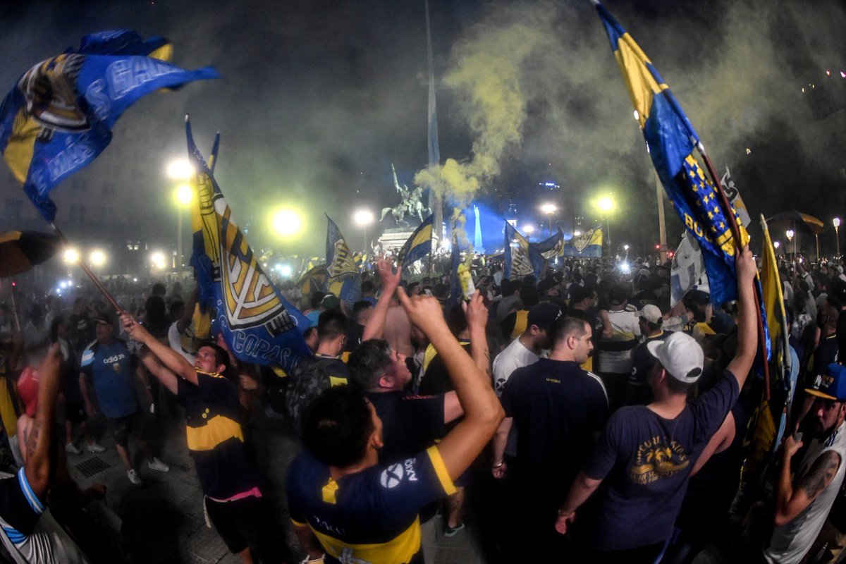 ActuFoot_'s tweet photo. Buenos Aires a rendu hommage à #DiegoMaradona 💛 https://t.co/QjjdvBeVRM