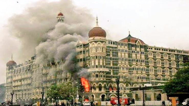 _NikhilGiri's tweet photo. 26/11 (Mumbai Attack) completes another year.

Salute to our heroes b'coz they Fight &amp; lost their own lives for us . We are Safe here right now b'coz of them we are Alive.

#RememberingTheHeroes 
#Remembering2611 https://t.co/Vfb6D5H5vs