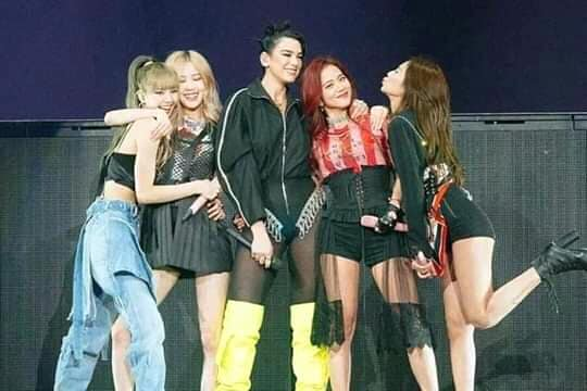super_manoban's tweet photo. Remember when Dua Lipa skipped BBMA's and went to blackpink's newart concert, she rather choose to perform their song kiss and make up with our pinks than to attend BBMA's and collect her award. THIS STORY WILL REMAIN ICONIC PERIODT! https://t.co/hrsYhX5Jv6
