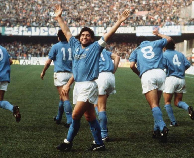 ForumNapoli's tweet photo. #Maradona è l’unico che è arrivato a #Napoli con una promessa, e se ne andato da #Napoli solo dopo che questa promessa l’ha mantenuta Addio al più grande giocatore che abbia mai messo piede su un campo di calcio.
E Grazie di cuore per tutte le gioie che ci hai dato. #AD10S #D10S https://t.co/aVTQNSdh6E