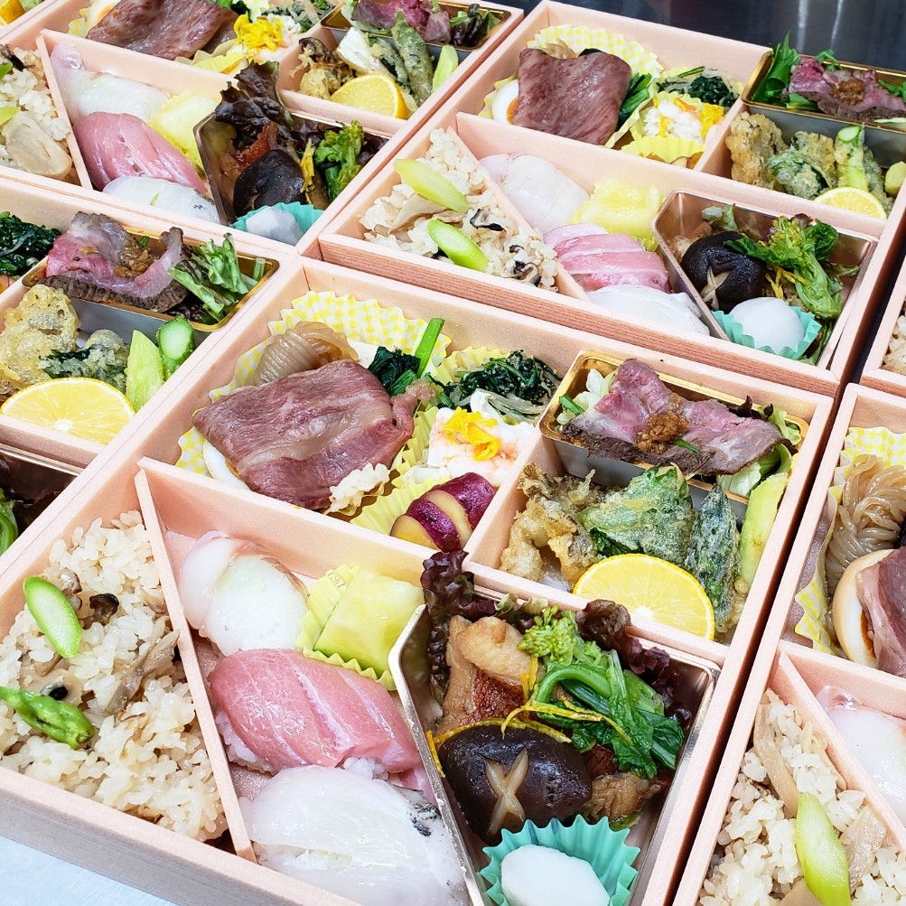 تويتر 仕出し懐石 和牛弁当 広作 على تويتر 本日ご紹介するお弁当は 炊き込みご飯にお寿司 すき焼き きんきの煮付け 天ぷら等々 色々な物を少しずつ お楽しみ頂けるお弁当です お弁当に関するご要望 ご質問などございましたら ご連絡下さい 大森海岸
