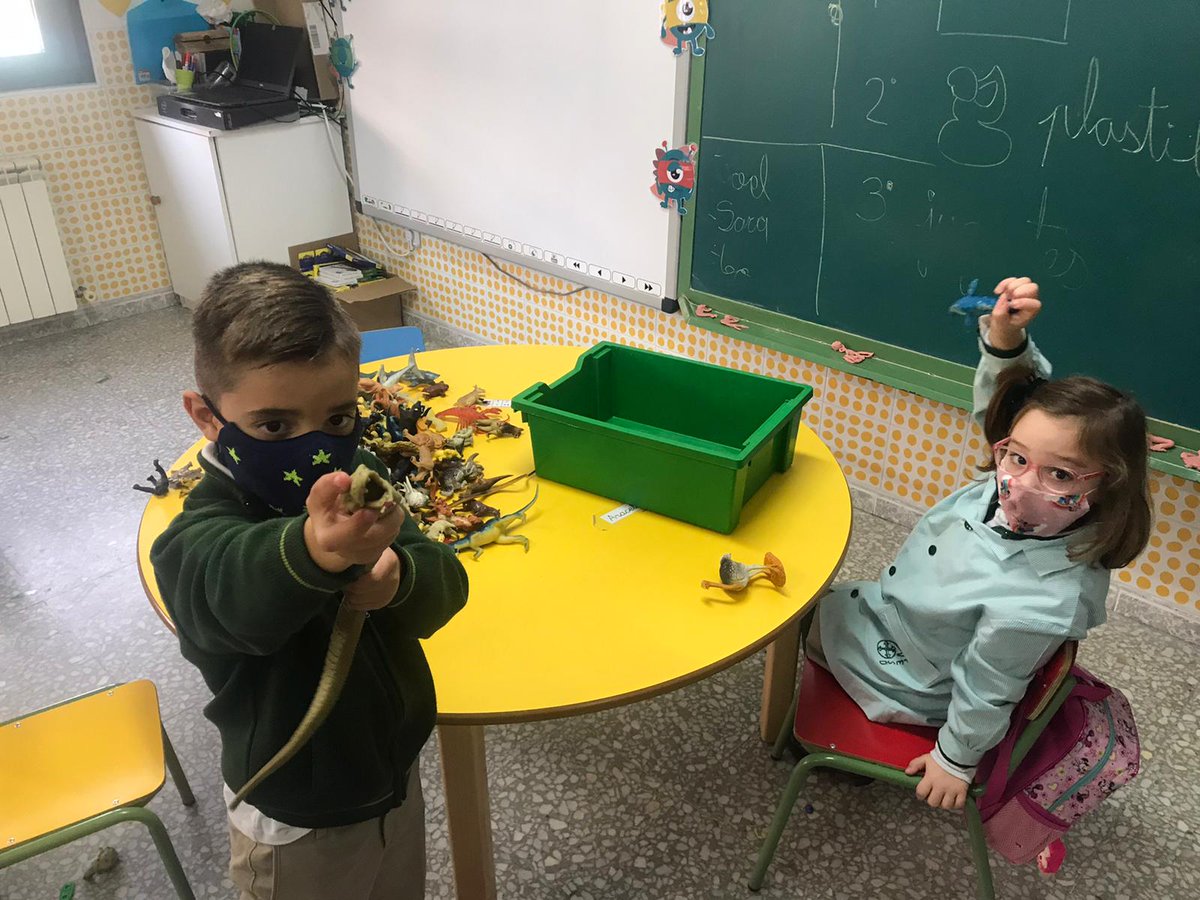 FESDPinto's tweet photo. En la clase de 5 años, nos encanta jugar a los cocinitas, mecánicos, peluqueros, médicos... nos hacemos pasar por animales y construimos grandes bloques, ¡qué divertido! #somosfesd https://t.co/HODEozTp1L