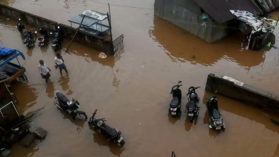 htTweets's tweet photo. #CycloneNivar uproots trees, floods streets in southern India

https://t.co/yYDiiZCWBW https://t.co/iWI1f7L7it