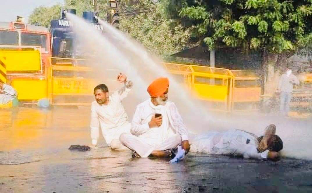 ManishYadavIn's tweet photo. ईमान का सौदा करता है,
जिन्दगी की क़ीमत क्या जाने?
जो “फसल” की क़ीमत दे न सके,
वो “जान” की क़ीमत क्या जाने?
#देश_का_अन्नदाता 
#DelhiChalo #ISTANDWITHFARMERS https://t.co/HlAIyPVLxG