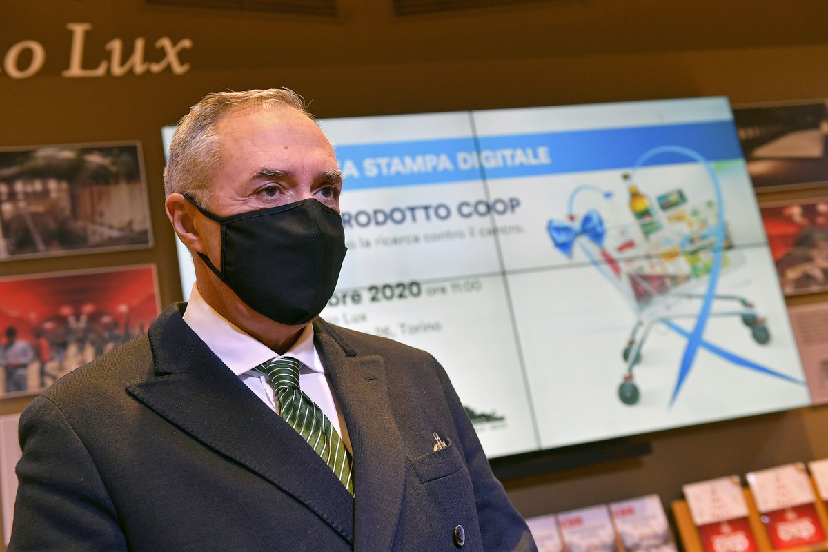 Nova_Coop's tweet photo. Il Presidente #NovaCoop @rive_dalle: "Mettiamo al centro delle nostre attività la tutela dei consumatori. Per questo motivo anche quest'anno abbiamo proposto questa iniziativa con Candiolo: un messaggio di speranza per il futuro" #SostieniCandiolo #CoopSostieneCandiolo https://t.co/0eXLoq2WhQ