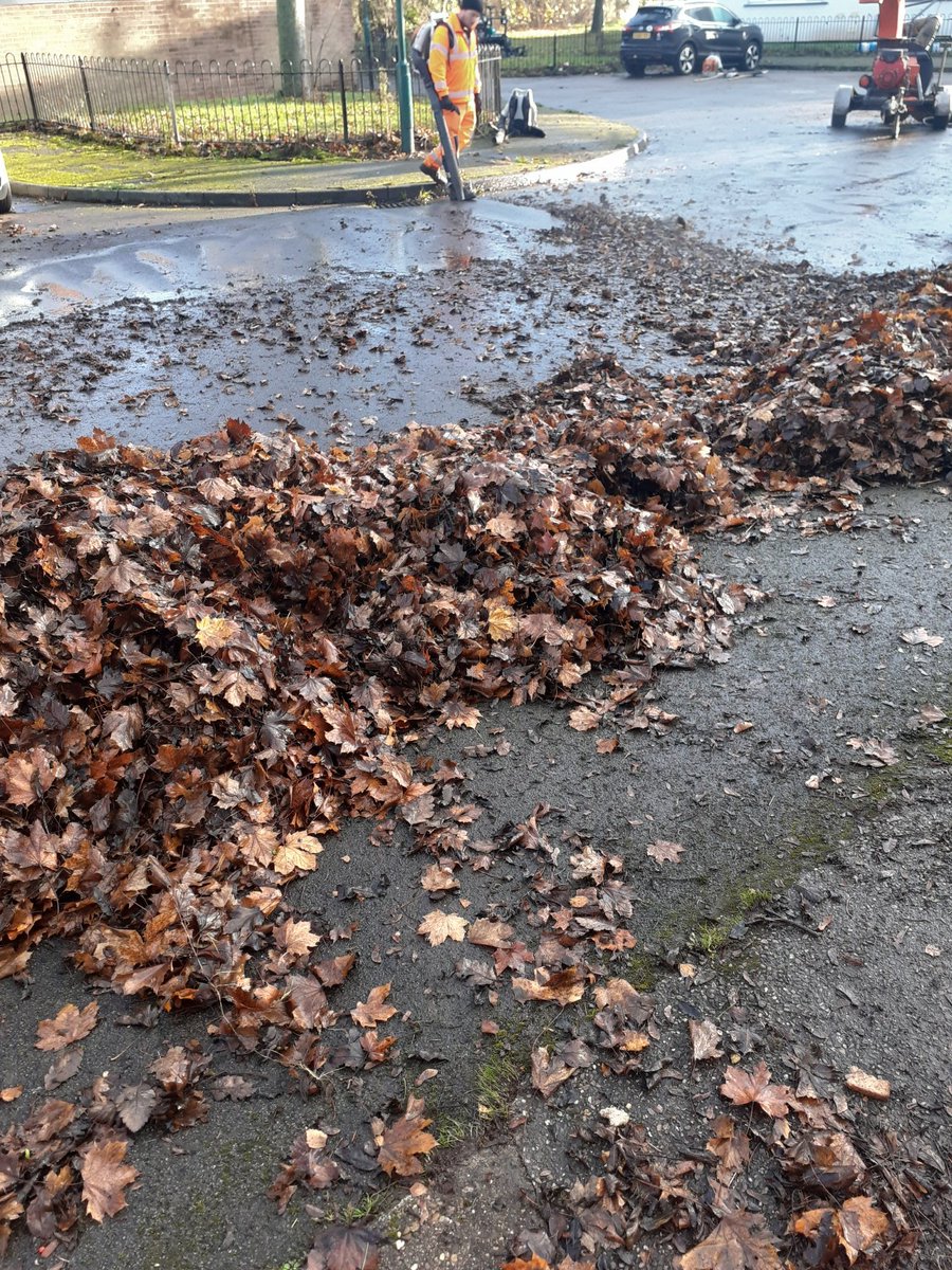 Work continues on Newark crescent. If we haven't got to you yet give us time. We haven't forgot you.@CllrDavidMellen <a href="/CllrNeghat/">Neghat Khan</a> <a href="/CllrGulKhan/">Gul Nawaz Khan</a> @chidiegenti <a href="/RealmPublic/">Green Space & Natural Environment</a>