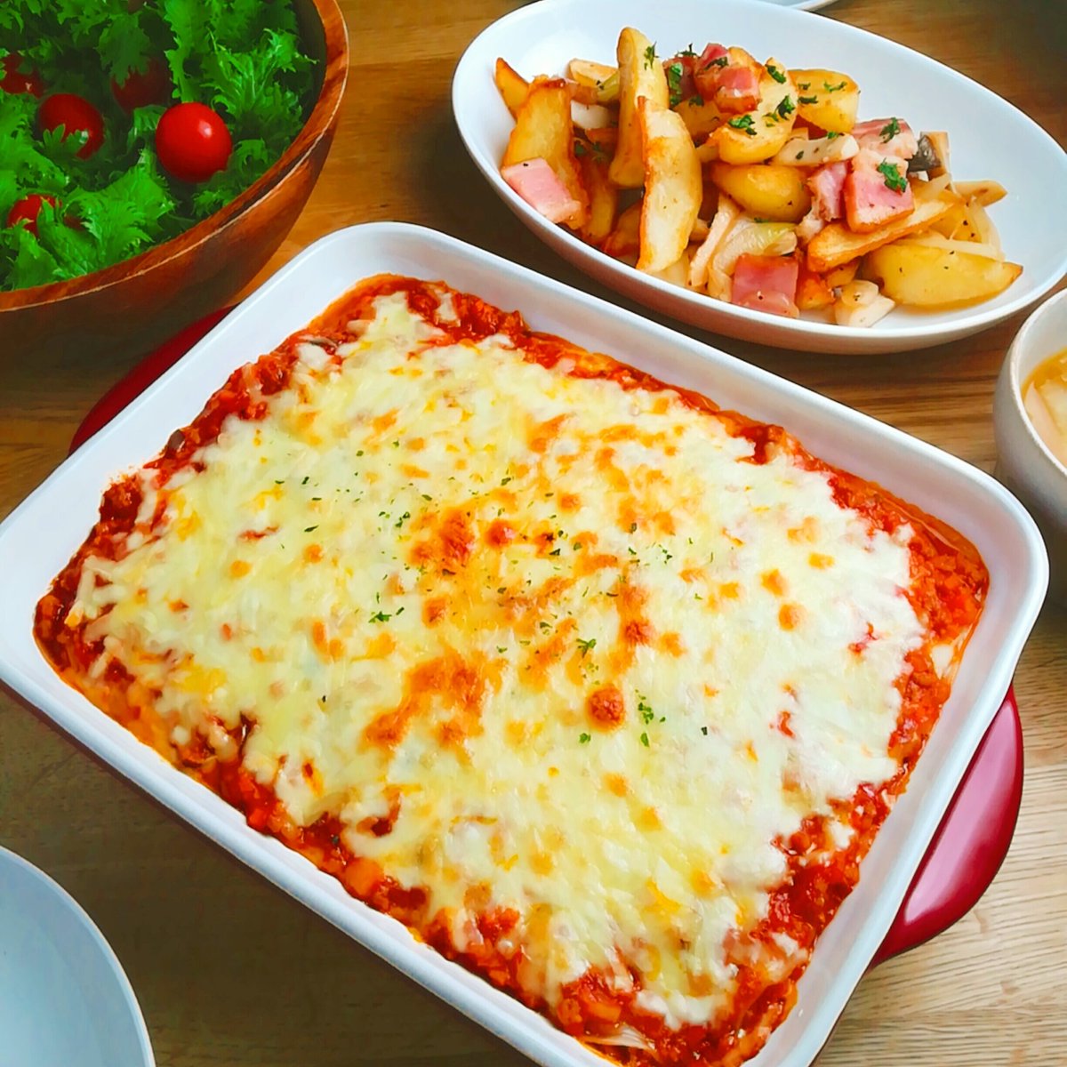 チロ子 今日の夕ごはんはラザニア 先日作ったパスタソースと賞味期限ギリギリの餃子の皮を使って作りました ラザニア ジャーマンポテト おうちごはん 料理好きな人と繋がりたい
