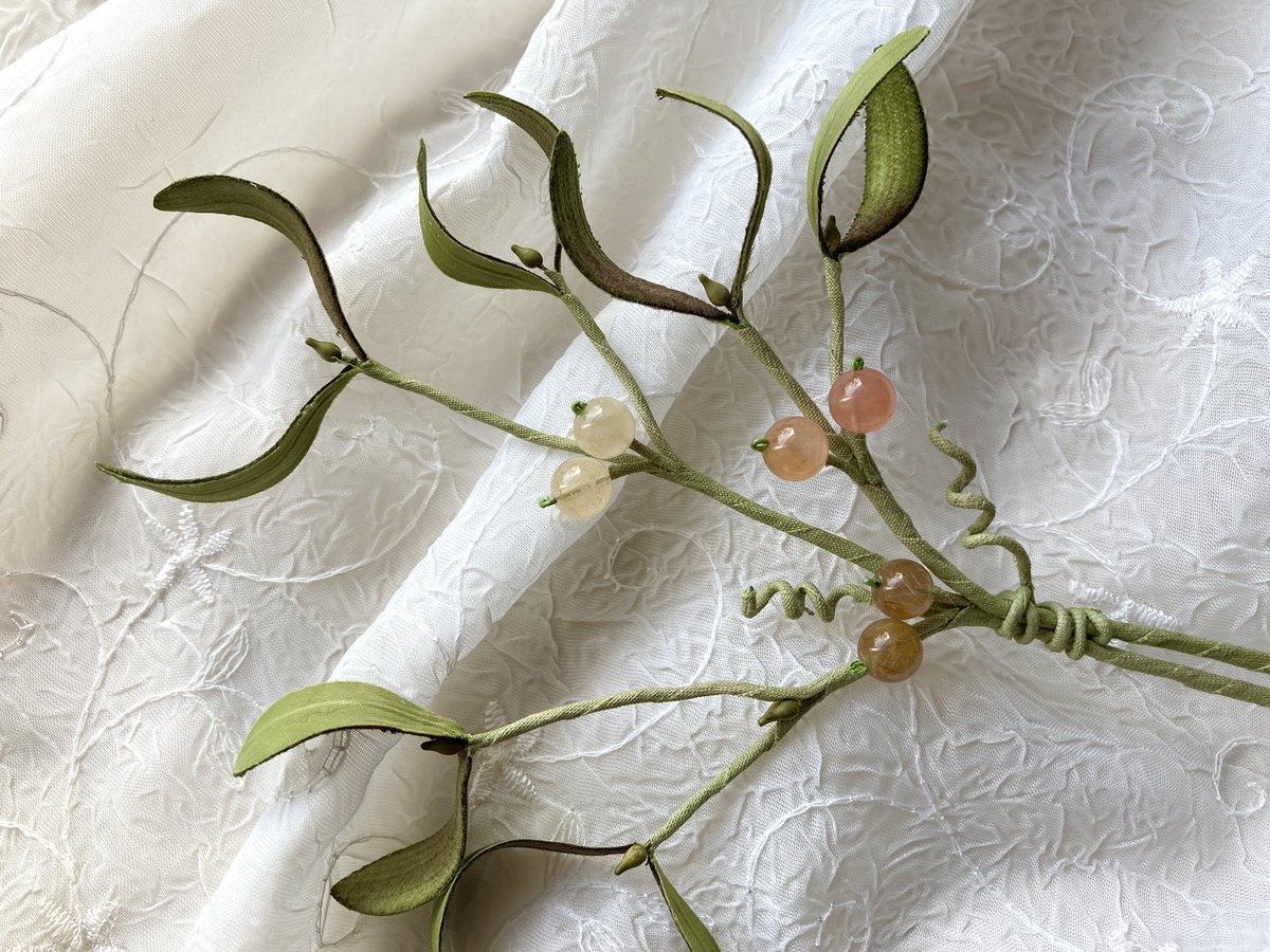 ট ইট র Orionの アートフラワー 日記 ヤドリギのサンプルを作りました ヤドリギって不思議です 主に落葉高木に寄生し 自らも光合成をしながら宿主を枯らすことなく 共存共栄する植物 実はクォーツ系の天然石で作りました 葉の裏布と茎の色は少し渋めに