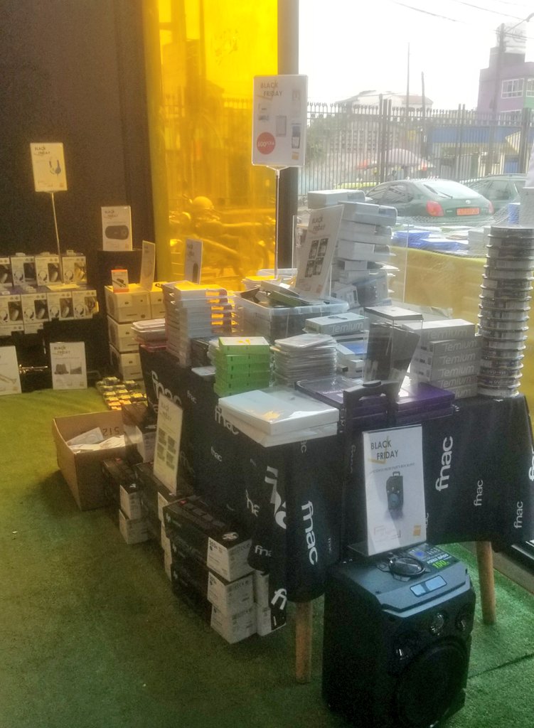 aristidemabatto's tweet photo. Le #BlackFriday de #FnacDouala est un genre d'arnaque.
Le rayon électronique est vide comme la vidéo. https://t.co/dfnZe4WEgb