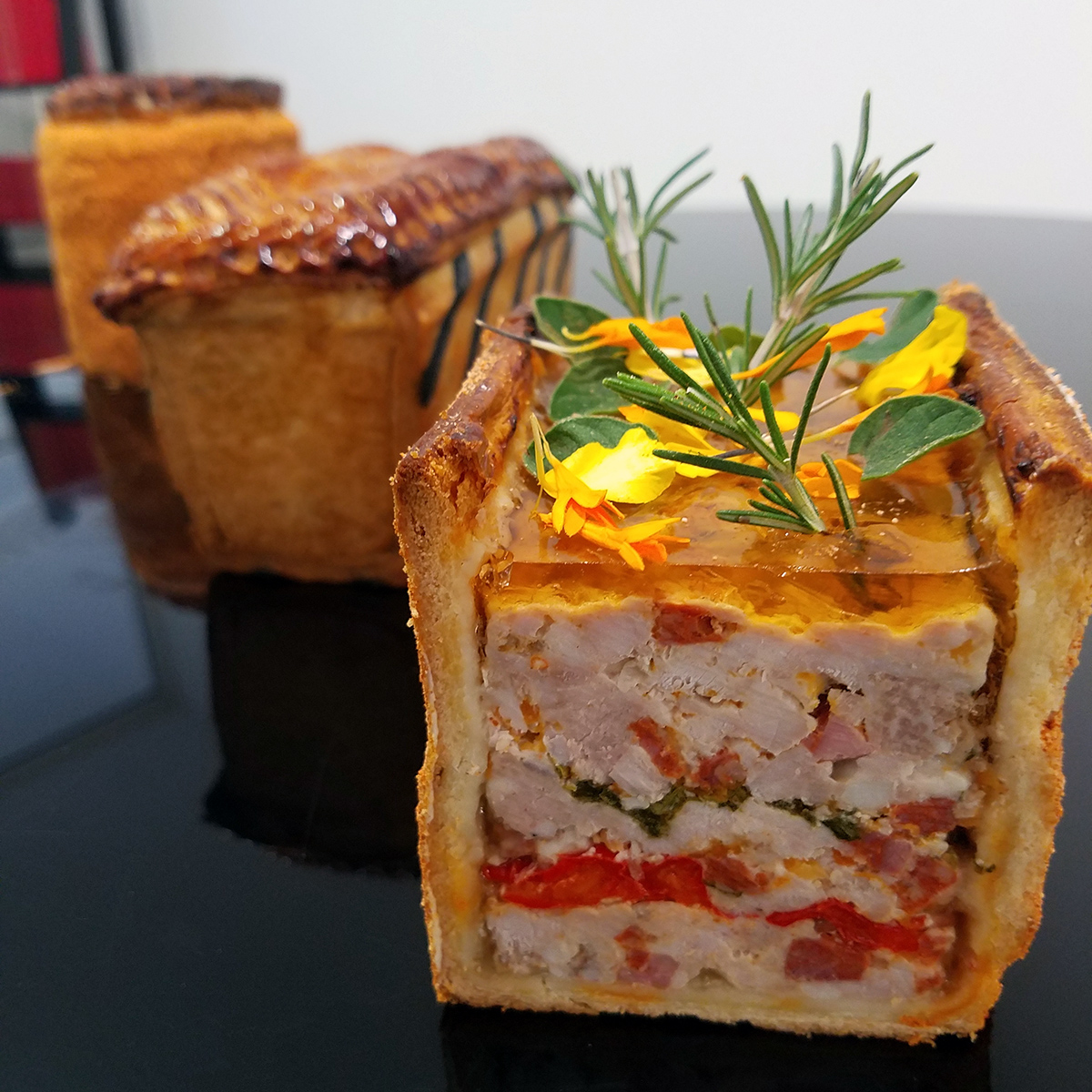 Espelette chili pâté en croûte by Gastronomicom 😋
.
#gastronomicom #frenchculinary #frenchcooking #frenchcuisine #frenchcookery #culinaryschool #learntocook #pateencroute