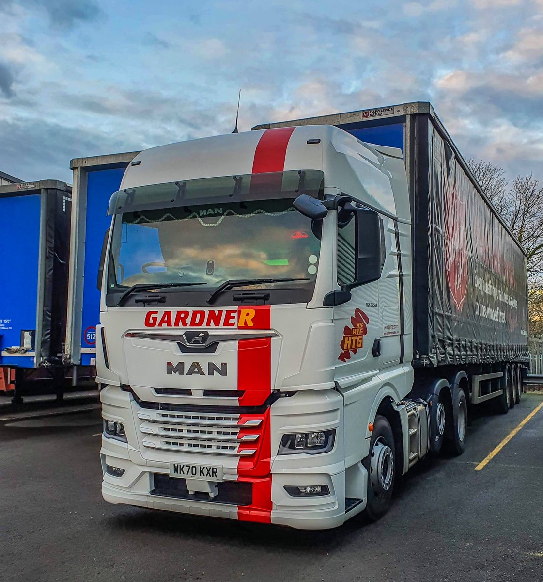 htgardnerdistr1's tweet photo. 🎄 Christmas has come early for one of our trampers 🎄

Keep your 👀 open out on the road to see if you can spot our new #MAN TGX 26.510 XLX

Picture courtesy of ‘Jamie’ one of our trampers🚛

#HGV #HTGardner #ADR #Distribution #Palletised #Keyworkers #Exeter #Plymouth #Southwest https://t.co/De6DDwAdZa