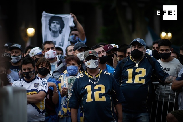 #EFEfotos |  🖤🔟Miles de personas ya esperan en los alrededores de la Casa Rosada donde quedó instalada capilla ardiente de Maradona.

📸 José Ignacio Roncoroni

#AD10S