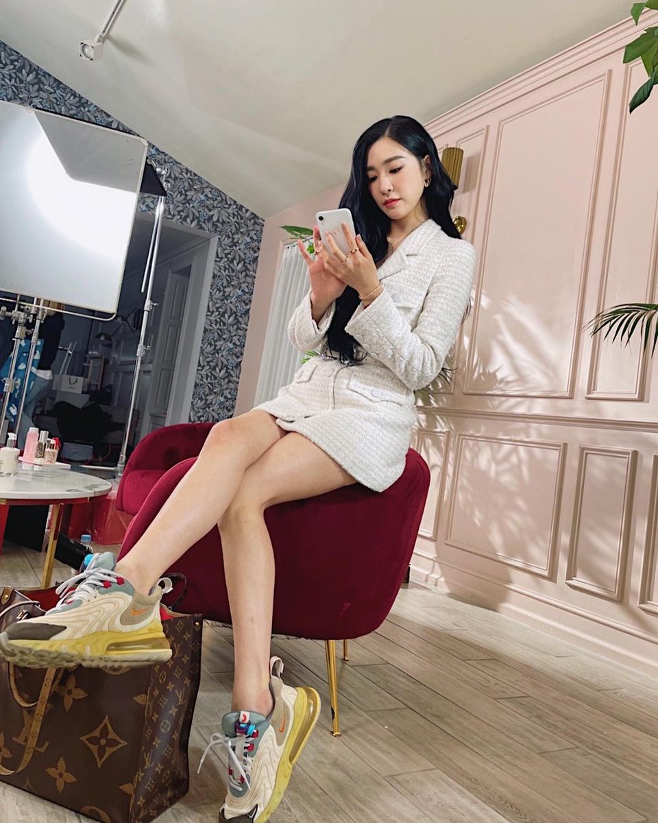 [INSTAGRAM CAROUSEL] 20201125
@/tiffanyyoungofficial: That finding balance &amp; staying focused GLOW 👟✨
instagram.com/p/CIDTHn9HxZ_/…
#TiffanyYoung #티파니영 #소녀시대