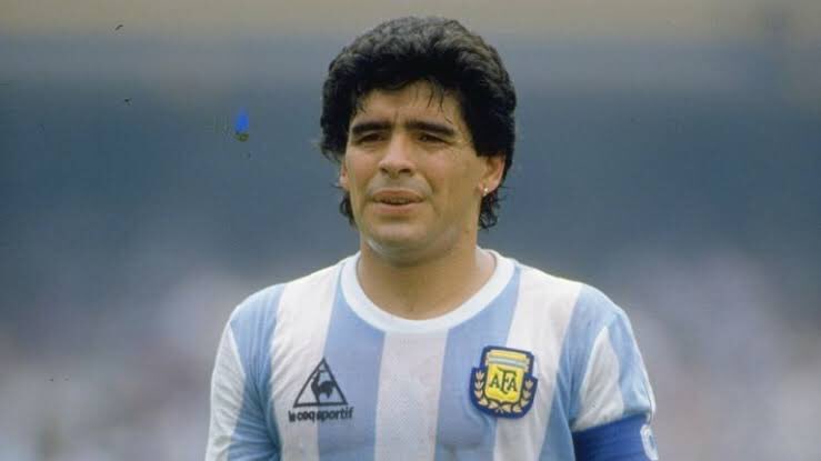 BGazete's tweet photo. Dün gece futbolun önemli isimlerinden olan #diegomaradona kalp krizi nedeniyle hayatını kaybetti. https://t.co/zS5tzkOWZb