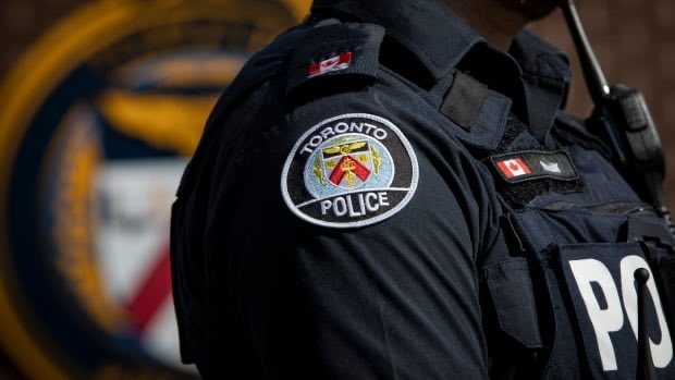 A Toronto police officer alleges retribution after she reported a colleague’s assault. She told  @cbcfifth her partner punched her after she tried to stop him from hurting a suspect during an arrest.  https://www.cbc.ca/news/canada/toronto/toronto-police-human-rights-complaint-1.5804937