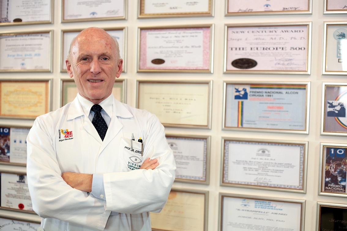 El #profesorUMH Jorge Alió se posiciona como uno de los 165 doctores más reconocidos del país, según @Forbes_es 👏🔬 https://t.co/XgeQXya3zS https://t.co/GeDLJ7hGVZ