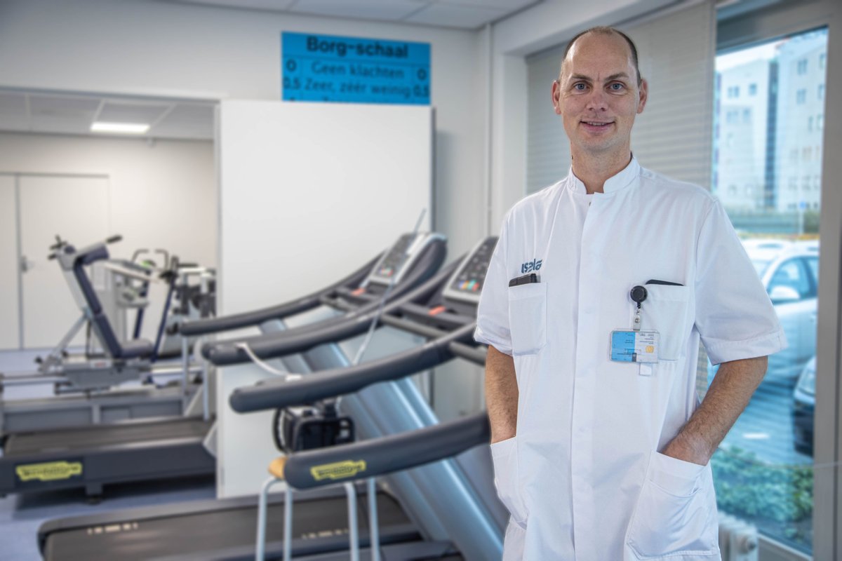 IsalaZiekenhuis's tweet image. Vandaag promoveert onze sportarts Aernout Snoek. Ben je benieuwd naar zijn onderzoek over hartrevalidatie thuis? Lees het interview op de website van de Isala Academie. isala.nl/academie/acade…  #promotie #onderzoek #hartrevalidatiethuis
