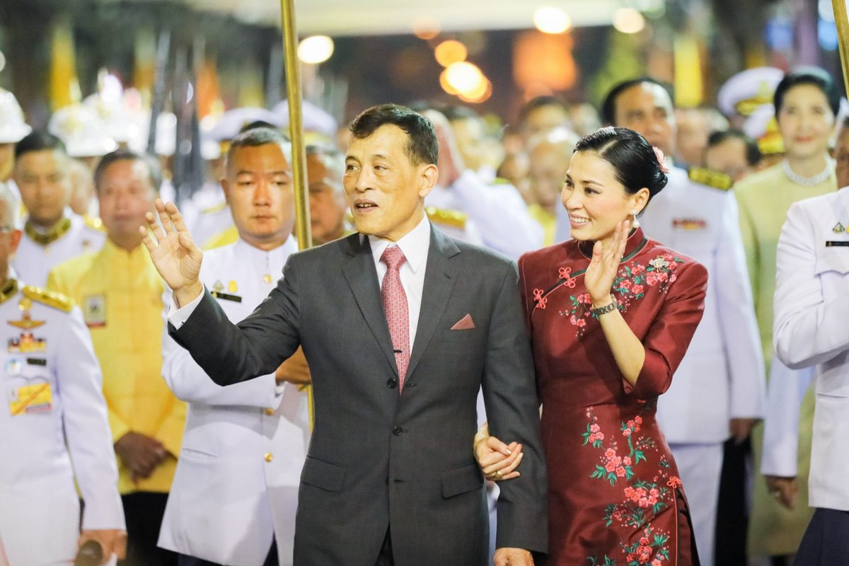 NhaaNi_135's tweet photo. ปลื้มปริ่มใจ ที่ในหลวง และพระราชินี ทรงแย้มพระสรวลโบกพระหัตถ์ อย่างเป็นกันเอง ให้กับประชาชน

#ภูมิใจที่ได้รับเสด็จ https://t.co/sClj2J0CXT