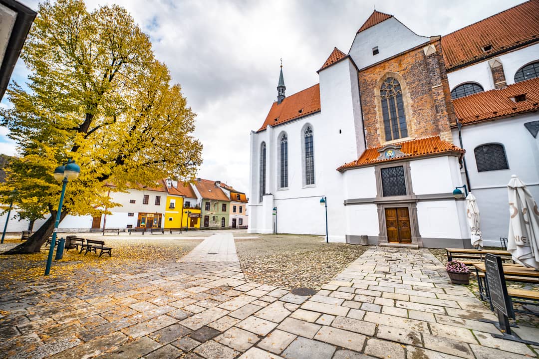 PavelKubes_'s tweet photo. EMPTY AUTUMN SQUARE 1/2
#PiaristickeNamesti
#KostelObětováníPannyMarie 
#gothic #church #Solnice #Dominikansky #Klaster #CeskeBudejovice 
[○°] #PavelKubes #kupafoto #kupastudio #CanonEOSR #Samyang14mmAF #october2020 https://t.co/mVjnm1NpqH