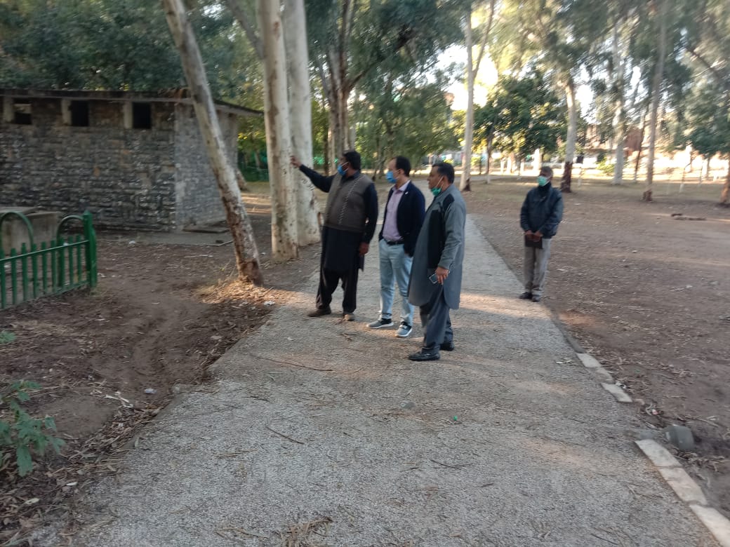 CDAthecapital's tweet photo. Director General Environment CDA visiting different parks of West Directorate which are being rehabilitated by Environment Directorate staff. Directions issued for speedy work on several locations.
#CDA #environment #DGEnvironment https://t.co/pUiDEx4dbg