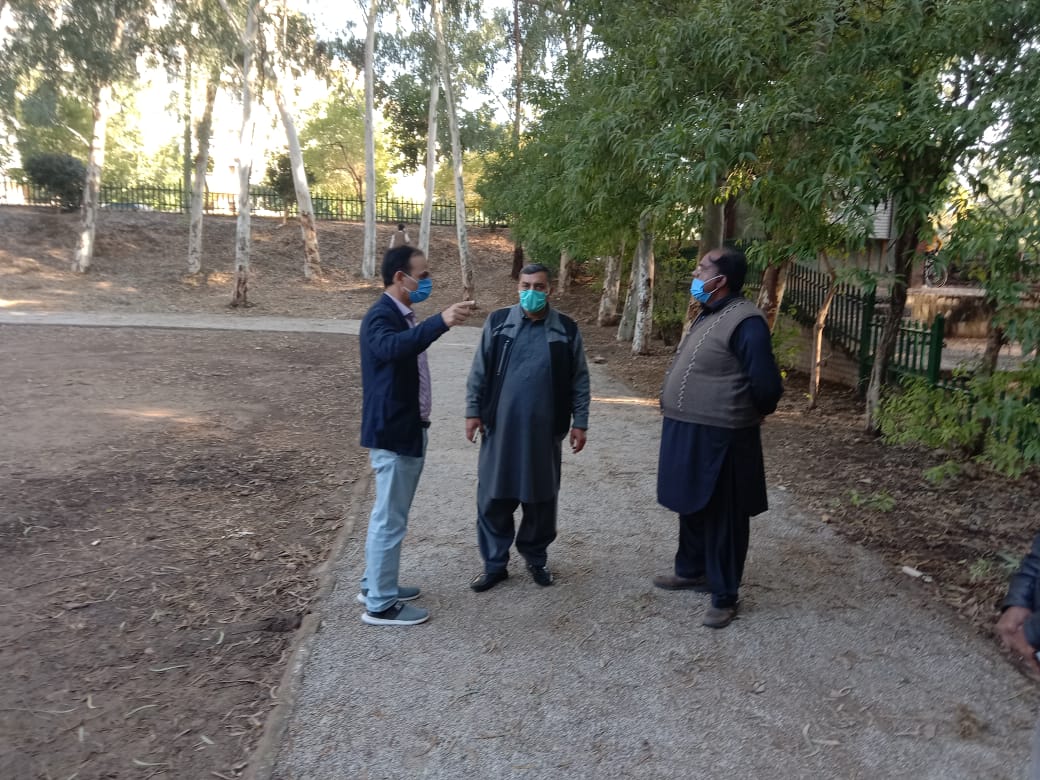 CDAthecapital's tweet photo. Director General Environment CDA visiting different parks of West Directorate which are being rehabilitated by Environment Directorate staff. Directions issued for speedy work on several locations.
#CDA #environment #DGEnvironment https://t.co/pUiDEx4dbg