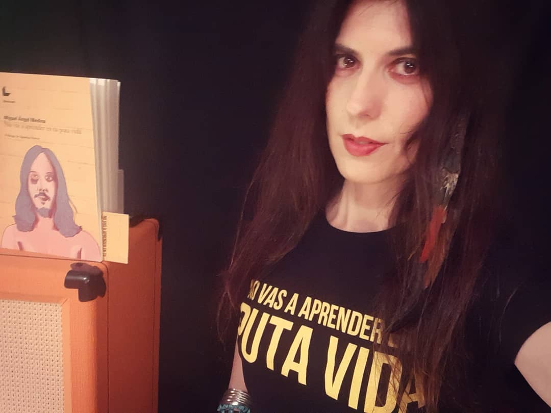 susansantos_'s tweet photo. Ya tengo el pack completo de mi amigo @mED_Vega,  Libro y camiseta  " No vas a Aprender en la Puta Vida" . La desternillante y delirante historia de su vida, mezclada con recuerdos de canciones y discos que le marcaron. Risas aseguradas! 
#gentefetén #librosymaslibros https://t.co/8aIztX0IYi