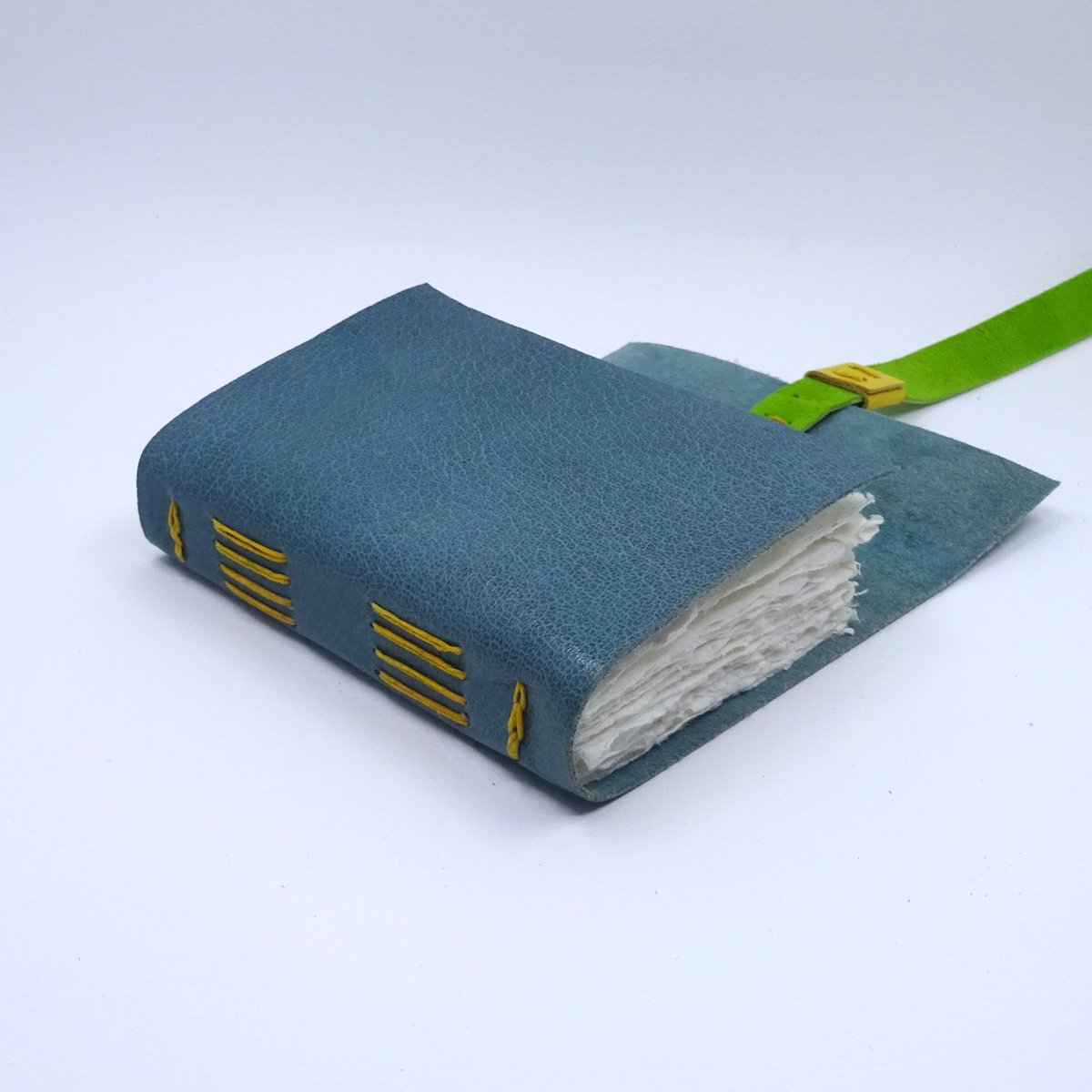 madebyhanduk's tweet photo. Our latest newsletter has flown! Here it is featuring a collection of beautiful handmade ceramics, textiles, bookbinding, jewellery, our blog about an exciting collaboration and more: https://t.co/1lQ3Uw4A52 #supportmakers #contemporarycraft #shopsmall https://t.co/GnaFwwGTwu