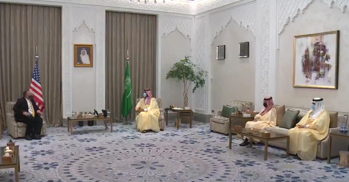 JeddahNow's tweet photo. معلم التربية الفنية "محمد الرباط" يفاجأ بلوحته التشكيلية في مكتب #ولي_العهد أثناء لقائه وزير الخارجية الأمريكي قبل أيام، موضحاً أن العمل كان قد بيع قبل نحو أربعة أعوام في #جدة. https://t.co/oKmOWMMEiP
