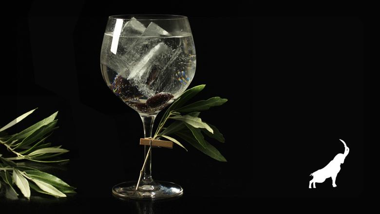 barQuiergin's tweet photo. Hoy se celebra el #DíaMundialdelOlivo con la finalidad de proteger y preservar éste árbol emblemático que según la UNESCO representa la sabiduría, la armonía y la paz. 
En Jaén sabemos mucho de eso. Felicidades, compatriotas!🐐
#BarQuierGin #Gin #SierraMagina #Jaén https://t.co/3M7SUzVxqH