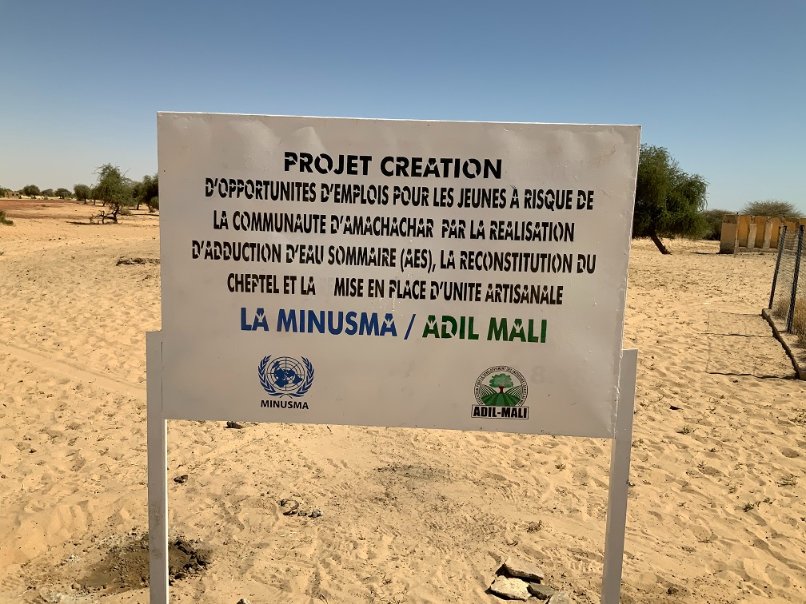 UN_MINUSMA's tweet photo. #PointDePresse de la MINUSMA – « La MINUSMA a officiellement remis le 10/11 un projet de réduction de la violence communautaire (#CVR) aux communautés d'#Amachachar, dans la région de #Tombouctou et celle de #Nibkit, dans la région de #Taoudenit. » #Mali 🇲🇱 #A4P #ServingForPeace https://t.co/lj5mBs8Duo