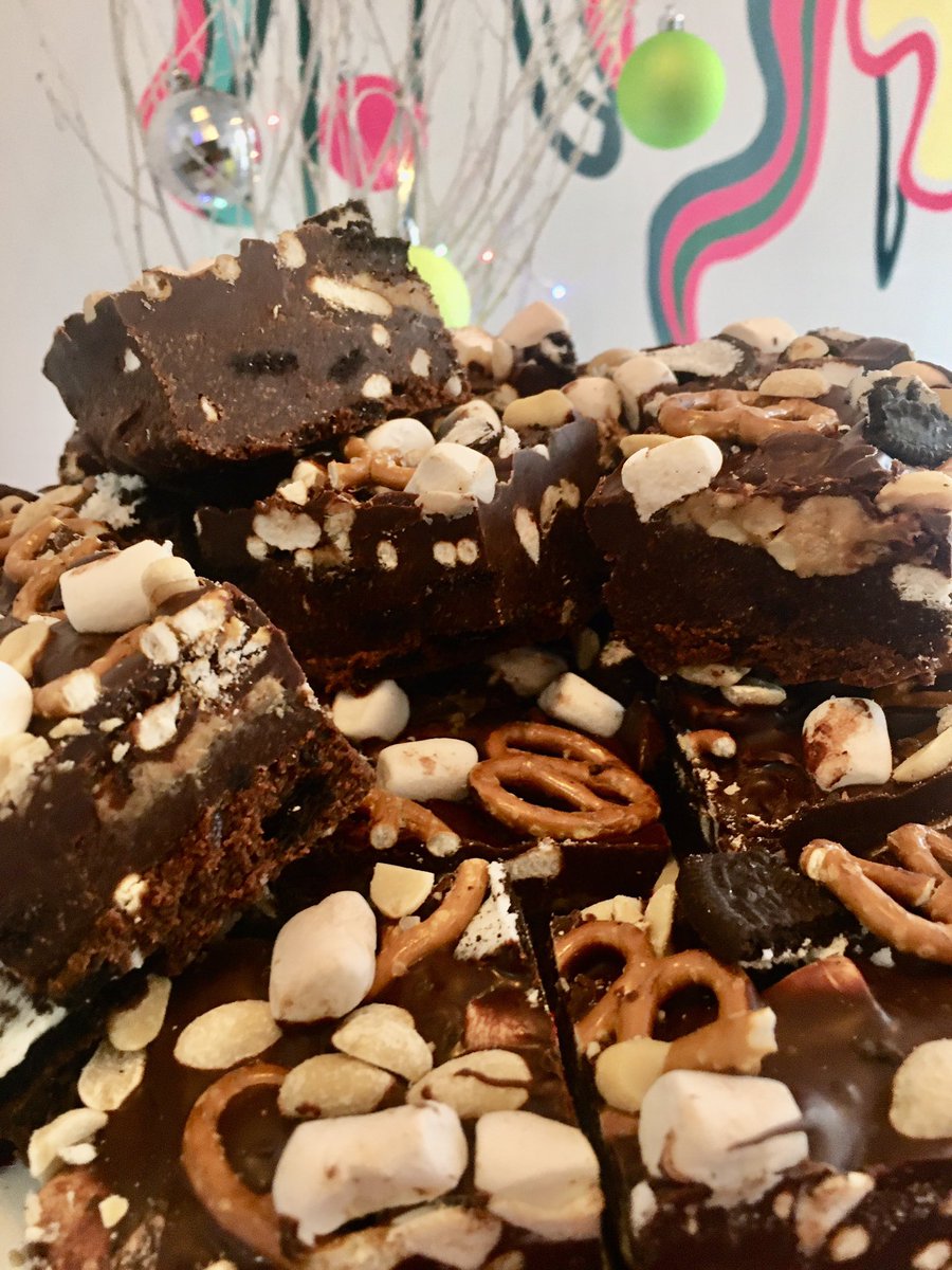 gogobeets's tweet photo. American pretzels, peanut butter, Oreos and vegan marshmallows are all crammed into our American inspired Dairy free Go Go Bar 🇺🇸 
#gogobeets 
#pennstatesnacks
#oreos
#dandiesveganmarshmallows
#thanksgiving2020
#veggieeats
#veganchcolates
#portobelloedinburgh
 #cafeedinburgh https://t.co/hI4YaxnbJL