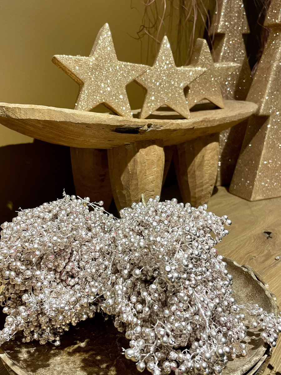 Koopzondag 
29 november van 12.00 tot 17.00 #kerst #kerstboom #kerstaccessoires #kertballen #kerststukken#kerstbloemen #liefde #kerstdagen #deagave #wonen #planten #industrieelwonen #groeninhuis#bloemen #banken #tafels 
#shopping, #interieuradvies #wooninspiratie