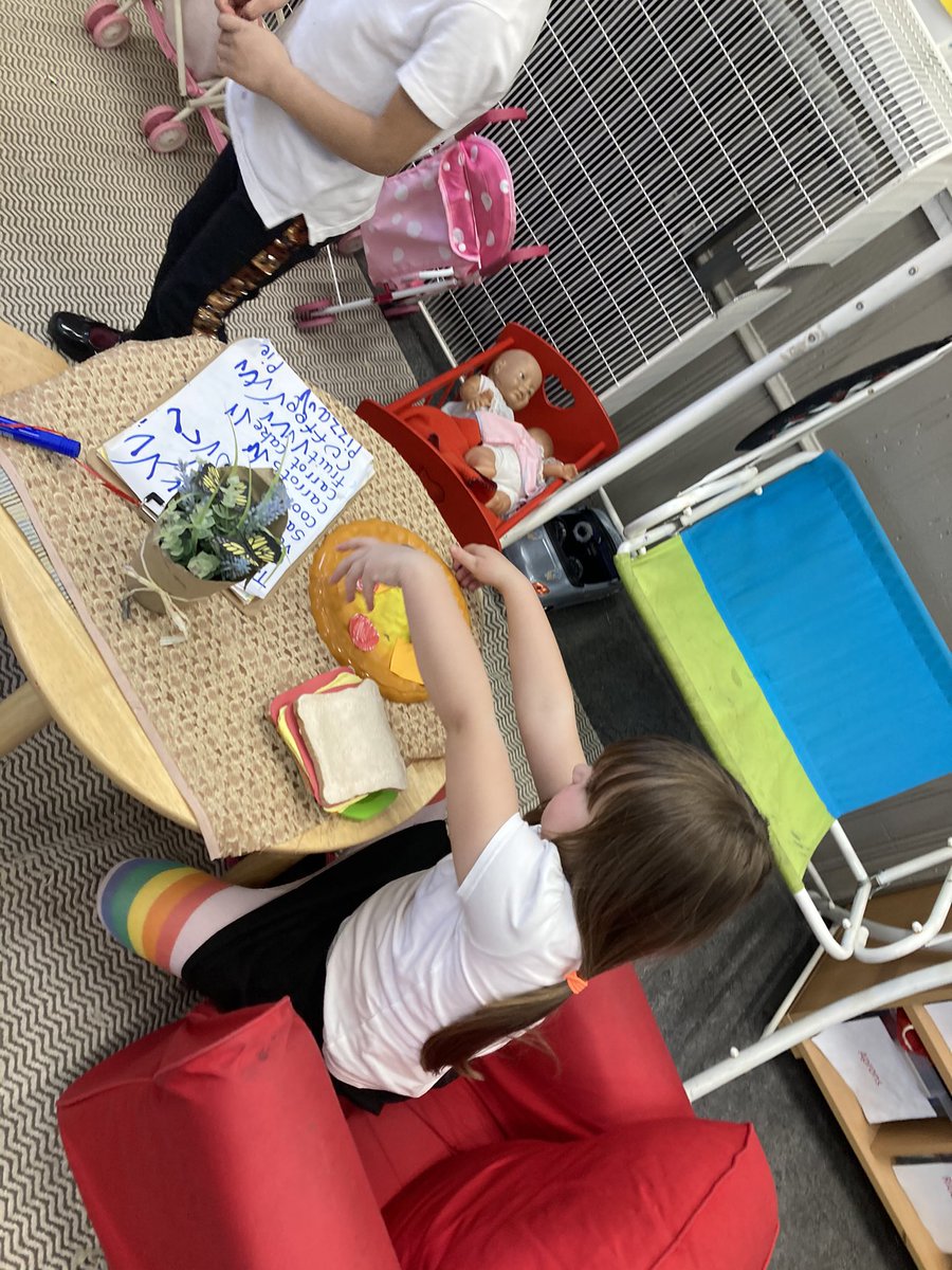 ibroxprimary's tweet photo. When an order came in for pizza with olives and pepperoni πA had to quickly make her own toppings to keep the customer happy π #Learningthroughplay #imaginativelearning #Badgersdencafe https://t.co/AE6rSR0cy8