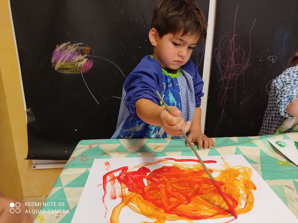 VedrunaTona's tweet photo. SOM UNS ARTISTES! 🎨
Els nens i nenes de P3 han provat diferents tècniques de pintura: pintura de dits, estampar amb taps de suro, pintar amb ceres i retoladors, pintar amb pinzells... S’ho passen la mar de bé!
#ProjectesEVT #InfantilEVT #EscolaSegura https://t.co/mMcdz8Js3j